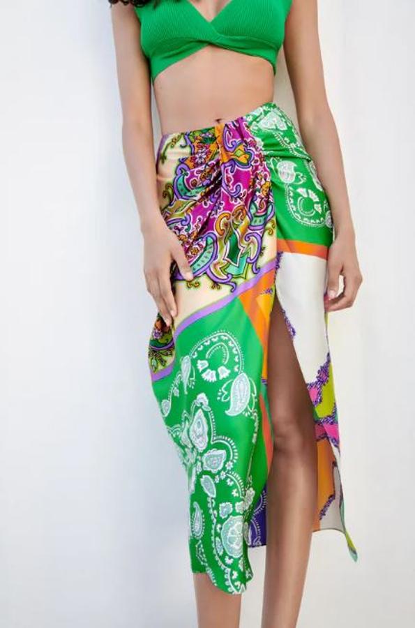 Falda midi estampada de colores, de Zara (29,95 euros).