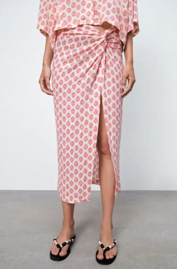 Falda midi con estampado en tonos rosas, de Zara (29,95 euros).
