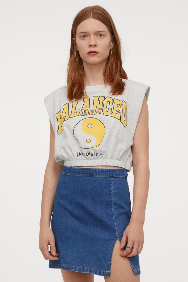 Esta minifalda en denim clásico de talle alto con costura visible y abertura en un bajo viene forrada y de 14,99 euros ha pasado a 7,99 euros y está disponible entre las tallas 32 y 50. 