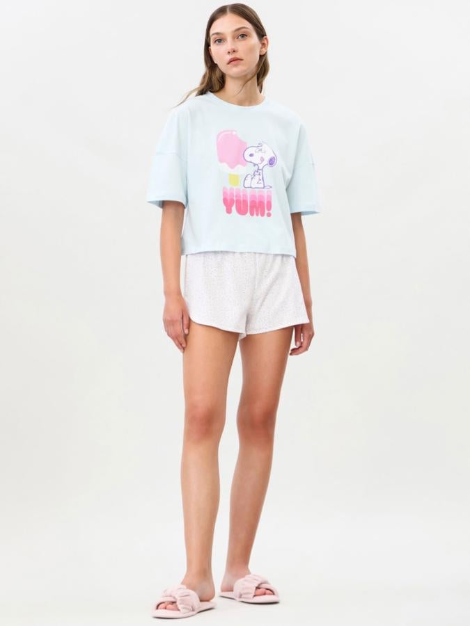 Con Snoopy como protagonista, este conjunto de pijama, confeccionado en 100 % algodón, está formado por camiseta azul celeste de manga corta y pantalón corto con cintura elástica. Tiene un precio de 9,99 euros.