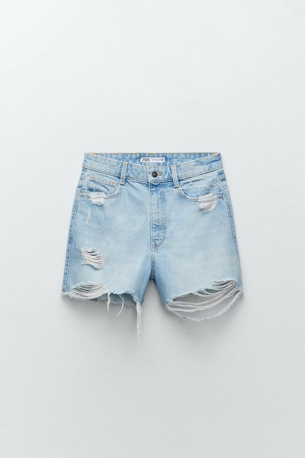 Con detalle de rotos y bajo acabado sin costuras, estos shorts en azul claro de tiro alto tienen un precio de 19,95 euros.