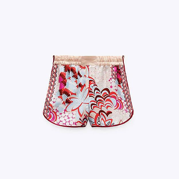 En el estampado de los shorts predominan los tonos rojos y anaranjados