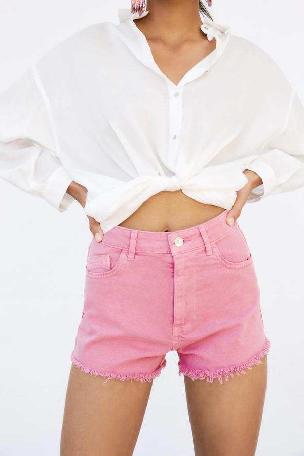 En color rosa y con el bajo deshilachado, estos shorts de tiro alto tienen un precio de 19,95 euros.