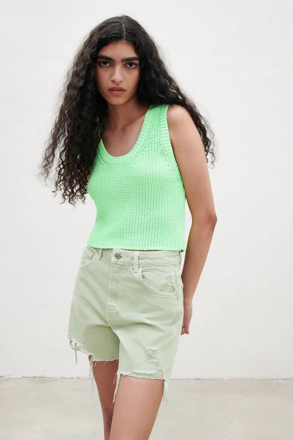 Disponibles en verde agua o en blanco, estos shorts de tiro alto con detalle de rotos cuentan con bajo sin costura y tienen un precio de 19,95 euros.