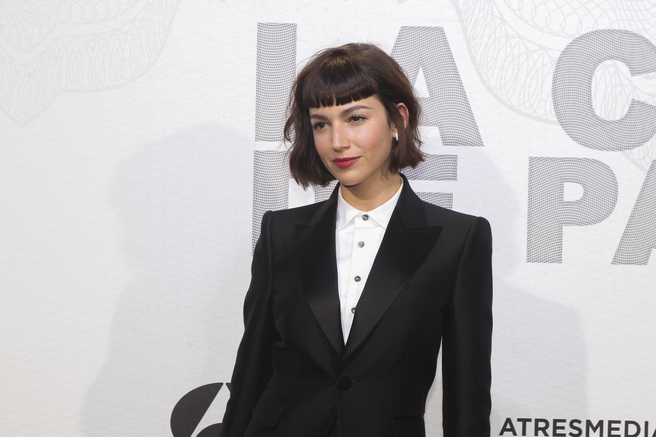 En la transición de melena XL a pelo corto, la actriz lució el corte favorito de las famosas: el bob. Ella optó por una versión short a la altura de la mandíbula que llevó con un flequillo recto muy corto y que, normalmente, lució con este aspecto 'messy' con ondas rotas.