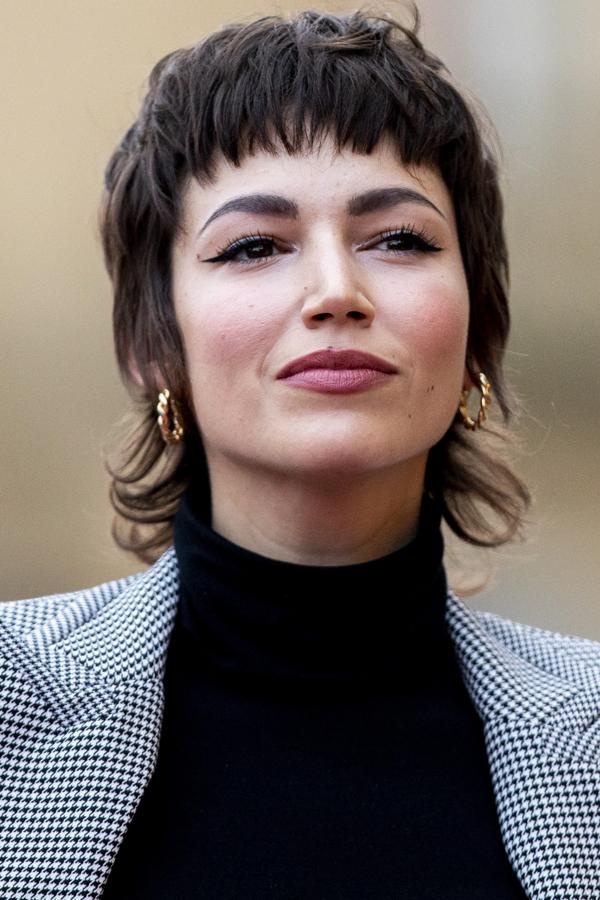 Como ya lo hemos hablado, el corte de pelo mullet es el que lleva actualmente Úrsula y lo hace casi siempre con un flequillo recto que luce semidespeinado y con ese aire desenfadado que caracteriza a Tokyo, el papel que representa en la serie.