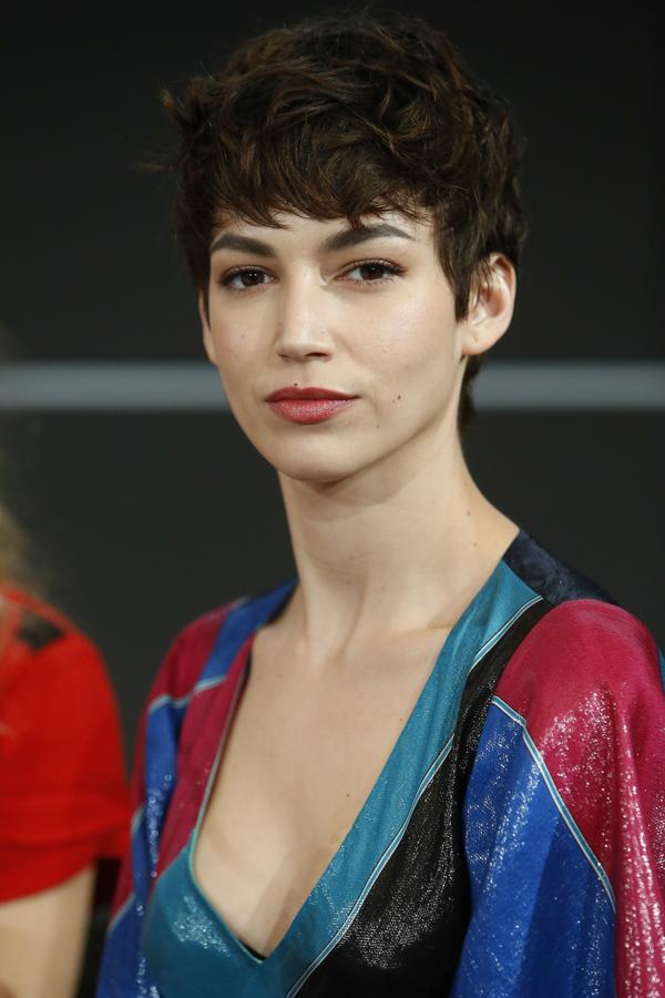 ¿Hay alguien a quien le quede mejor el corte de pelo pixie que a Úrsula Corberó? ¡No! Es estilo masculino con los mechones superiores despeinados le queda de maravilla.