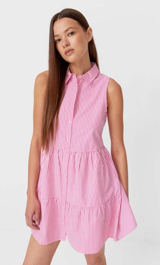 Disponible en rosa o azul, este vestido camisero con estampado de rayas y cierre delantero con botones es de Stradivarius y tiene un precio de 15,99 euros.