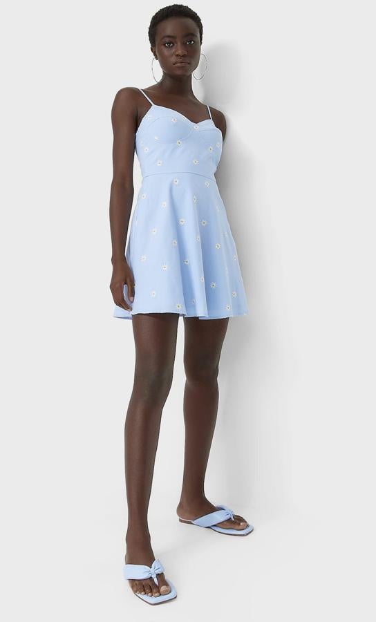 En color azul celeste y con pequeñas flores bordadas, este vestido corto con escote corazón y tirante fino ajustable tiene un precio de 25,99 euros.