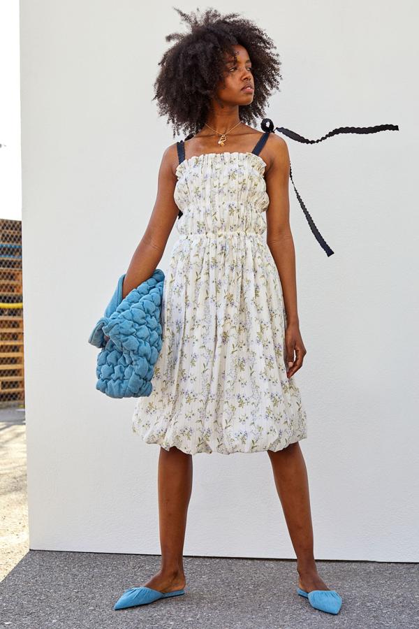 En color blanco y con estampado floral, este vestido con fruncidos en la parte superior y falda globo con bolsillos es de H&M y tiene un precio de 39,99 euros.