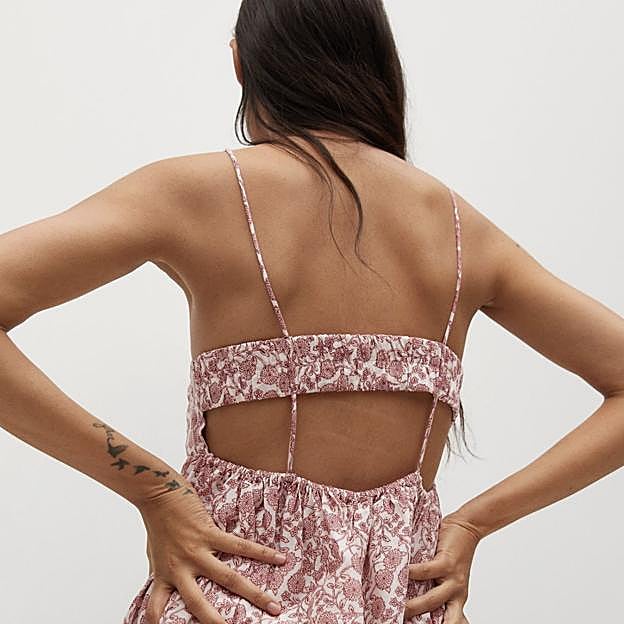 De tirantes y con una abertura en la espalda, Mango nos presenta uno de sus vestidos estrella para este verano.