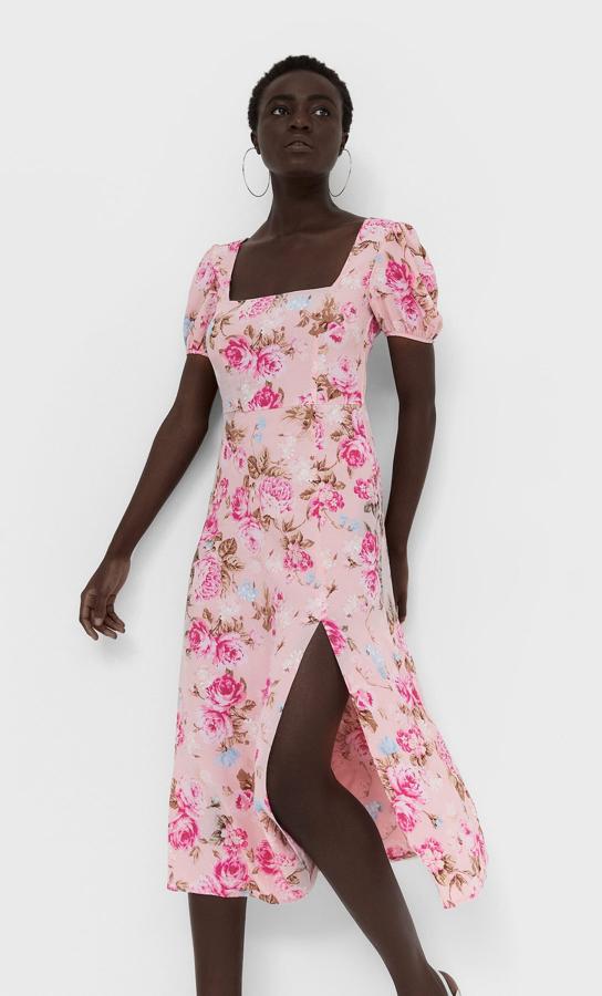 Con manga corta abullonada y detalle de espalda descubierta, este vestido midi de color rosa y con estampado de flores tiene un precio de 25,99 euros.