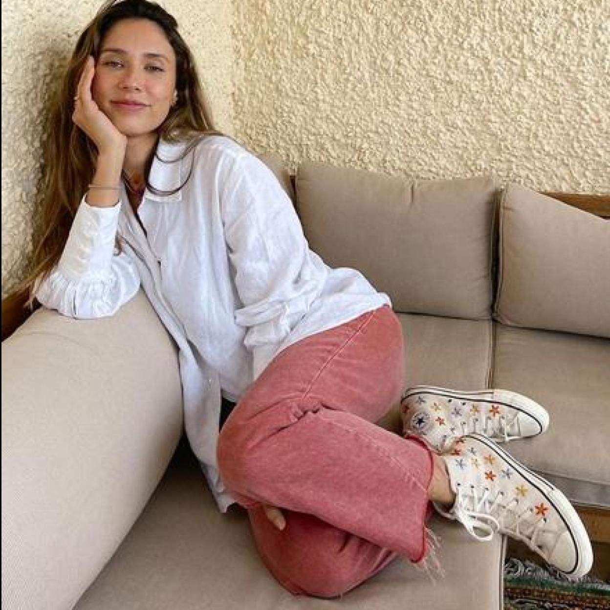 Pincha en la imagen para ver 15 zapatillas blancas muy cómodas (y estilosas) que quedan de lujo con vestidos en primavera y verano.