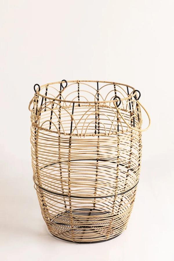 Elaborado en mimbre y 100% artesanal. Este cesto de Sklum le dará ese toque boho que tu casa necesita. Antes costaba 23,95 y ahora 16,95 euros.