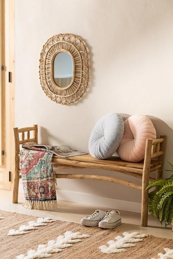 El ratán es un material que no puede faltar en las casas de estilo boho. Añade un espejo de ratán como en este recibidor, y dale un toque bohemio a la entrada. Ahora cuesta 62,95 euros.