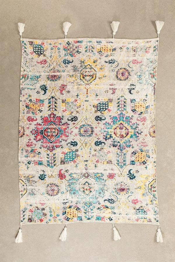 Parece una alfombra pero es un plaid con detalles boho. Es perfecto para poner, por ejemplo, como cubrecama. Cuesta 42,95 euros.