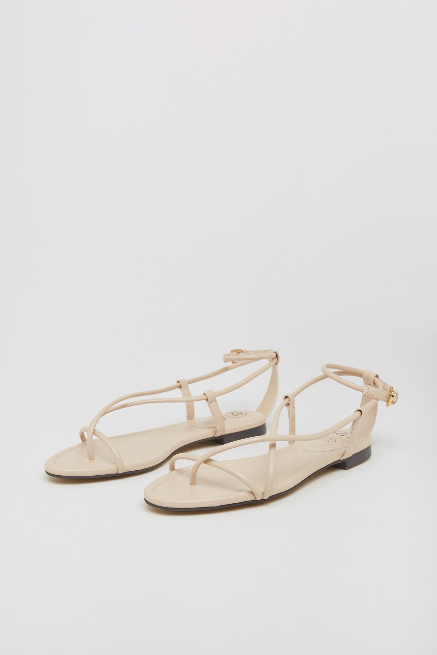 De tiras finoas en color crudo (rebajadas a 15,99 euros).