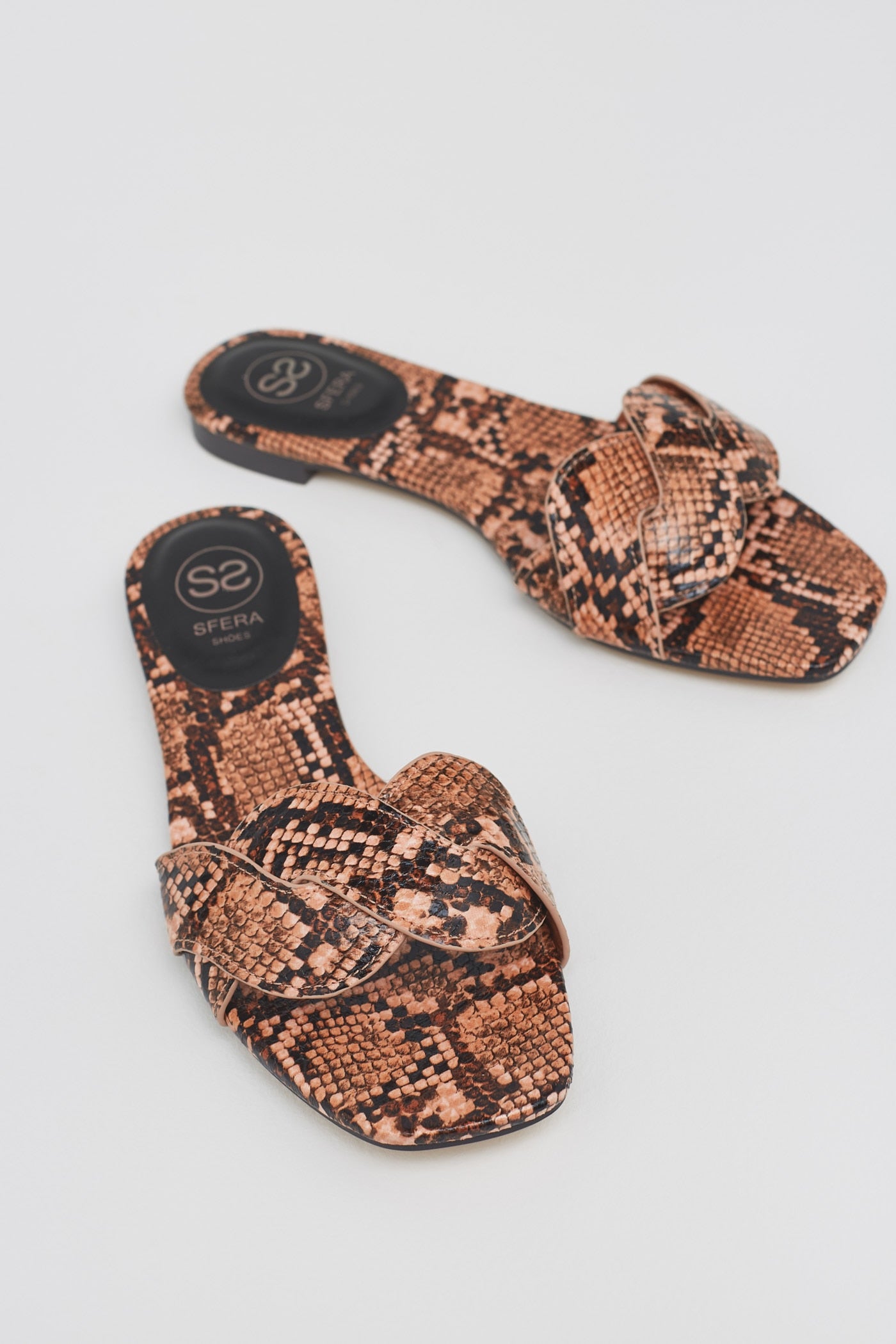 Mue con tira ancha y efecto piel de serpiente (rebajadas a 11,99 euros).