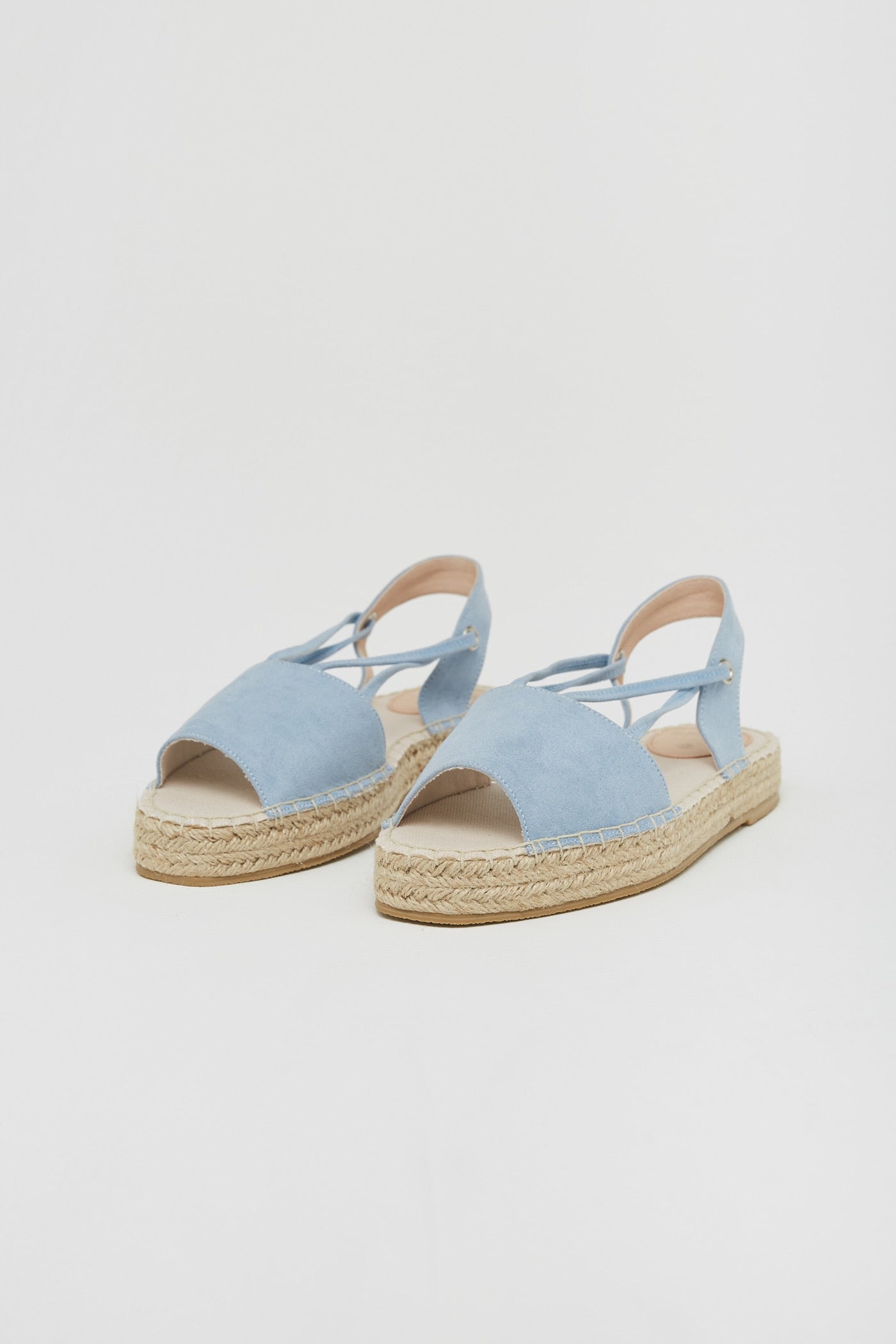 En color azul y suela de yute (rebajadas a 13,99 euros).