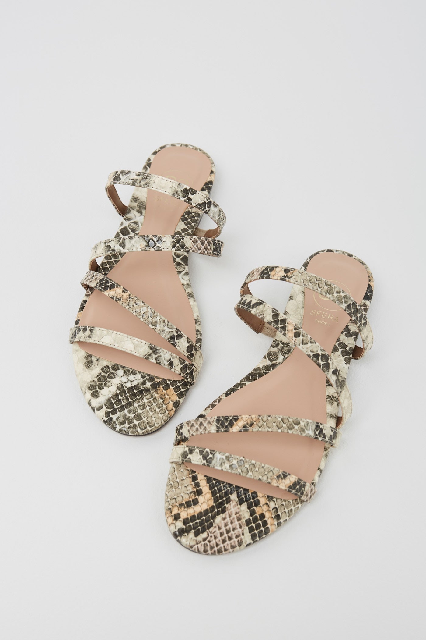 Tipo mule y de efecto piel de serpiente (rebajadas a 13,99 euros).