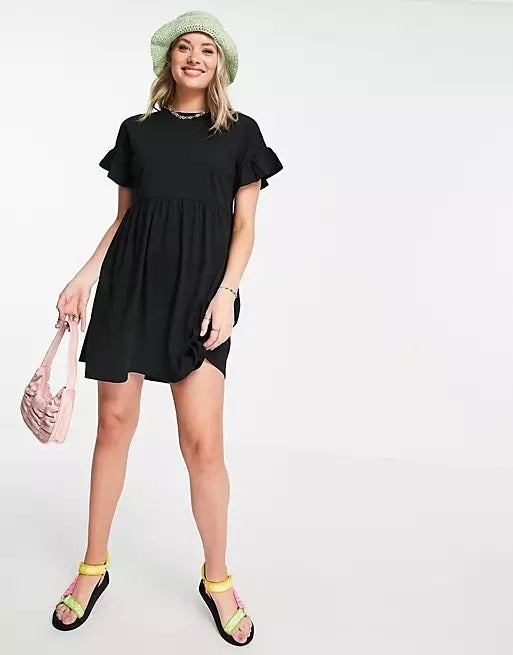 Con manga corta y fluido, un básico de Asos que combina con todo. (22 euros).
