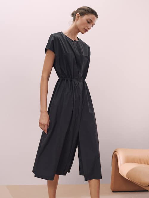 Vestido camisero negro de Massimo Dutti con cuello mao. (89,95 euros).
