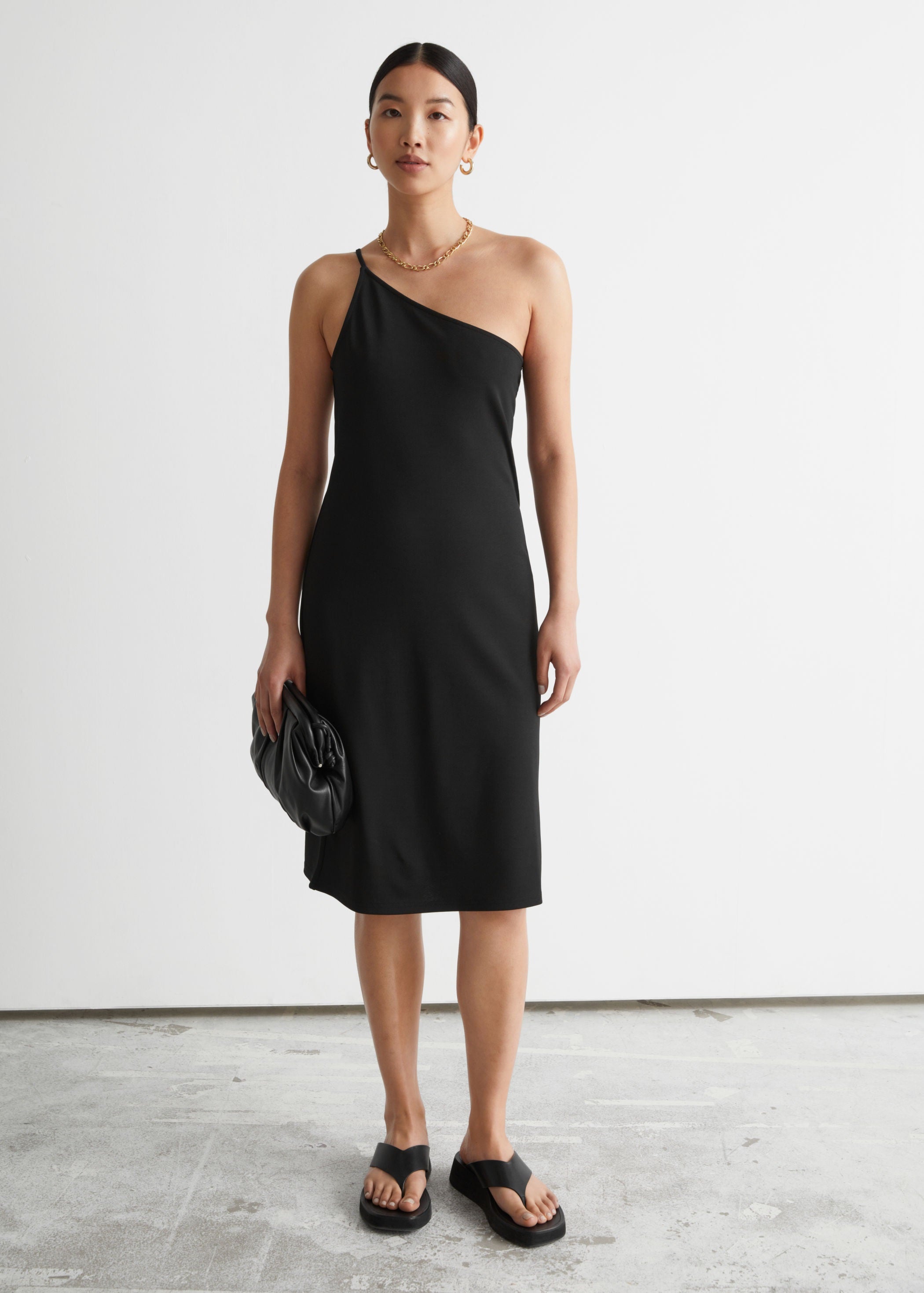 Un básico muy elegante: vestido negro con escote de tirante asimétrico. (59 euros).