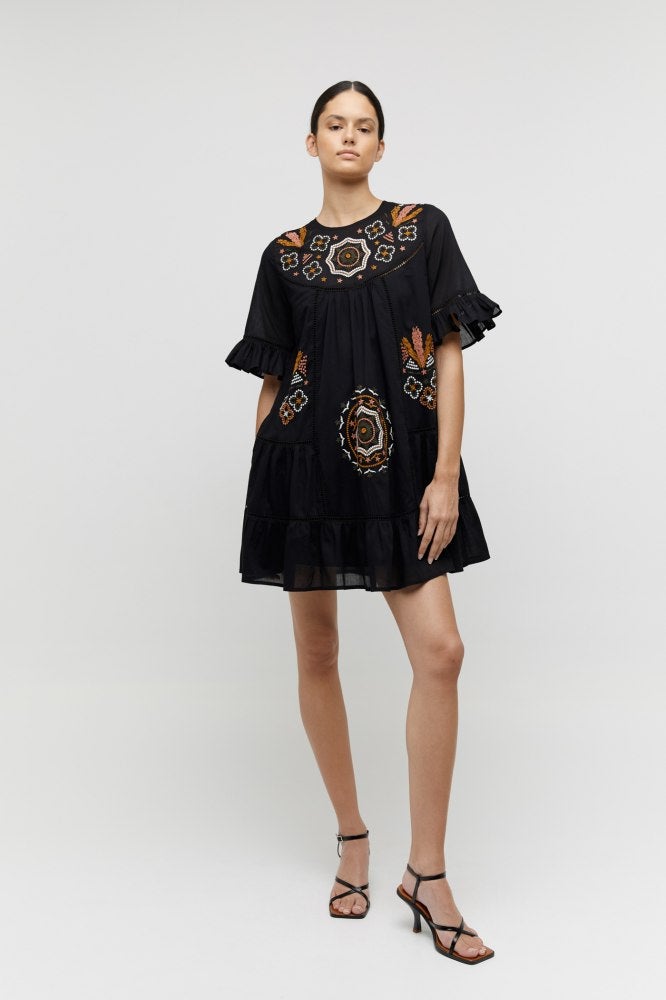 Que no falte la elegancia de un vestido negro bordado. Este de Sfera se va a agotar en menos de lo que esperas. (25,99 euros).