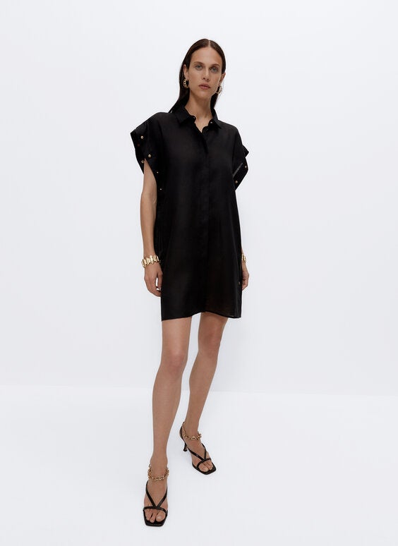 Vestido negro de lino estilo camisero con cuello clásico de Uterqüe (119 euros).