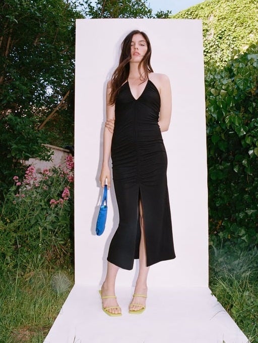 Uno de los más vendidos de Zara: vestido midi con escote a pico fruncido y abertura central. (25,95 euros).