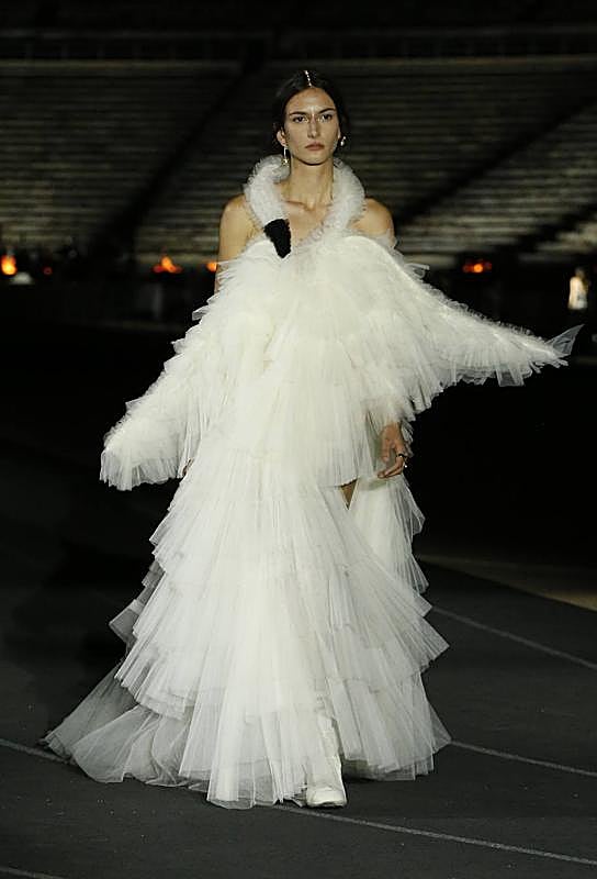 La última salida del desfile de Crucero 2022 de Dior, un apoteósico vestido de plumas inspirado en un cisne.