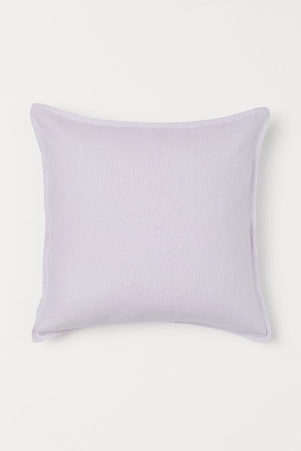El lavanda es otro de los colores que sigue causando sensación en decoración. Añade pequeños toques de lavanda en el salón, ocn la ayuda de textiles como los cojines. Este es de H&M Home, y ahora está rebajado a 5,99 euros.