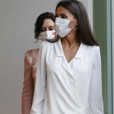 Imagen secundaria 1 - La Reina, impresonante en los Premios Mariano de Cavia, Luca de Tena y Mingote.