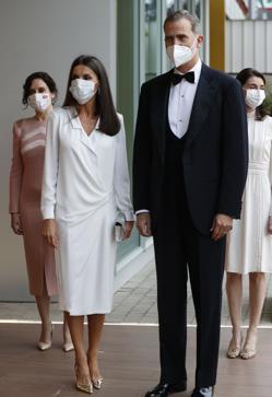 Imagen secundaria 2 - La Reina, impresonante en los Premios Mariano de Cavia, Luca de Tena y Mingote.