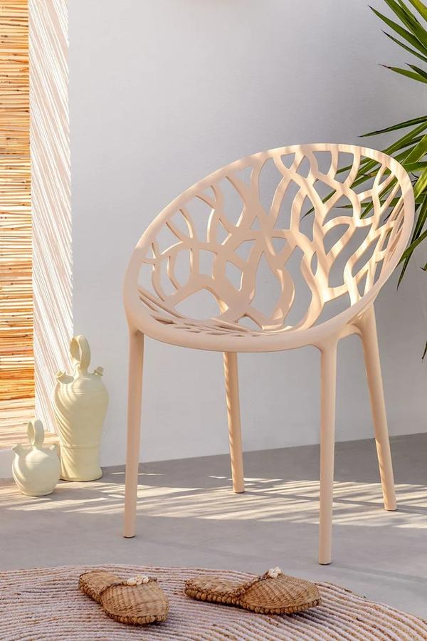 En el exterior también se pueden añadir piezas en tonos claros, como esta silla de Sklum tan original.Tiene un precio de 39,95 euros.
