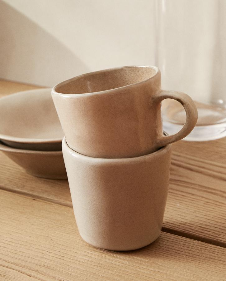 Dormitorio en tonos pastel con piezas de H&M Home.