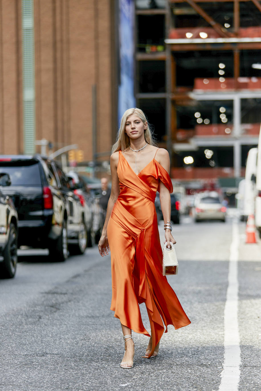 Un vestido lencero súper sexy. Este, además, en color naranja, confirma que este tono es el más favorecedor de la temporada porque potencia el bronceado y tiene efecto buena cara inmediato.
