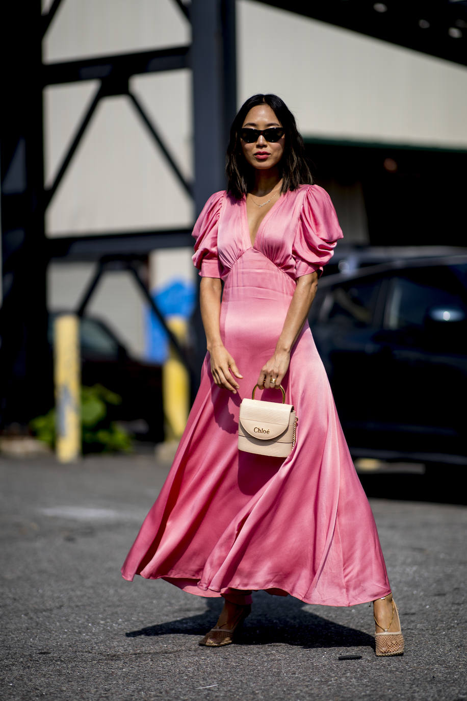 Un vestido de invitada de satén, súper femenino y, a la vez, muy favorecedor.