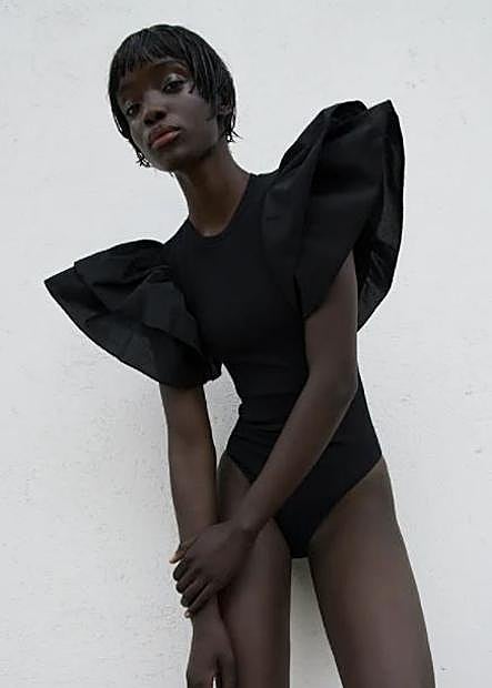 Zara tiene a la venta un body muy parecido a la blusa de Carmen Lomana.