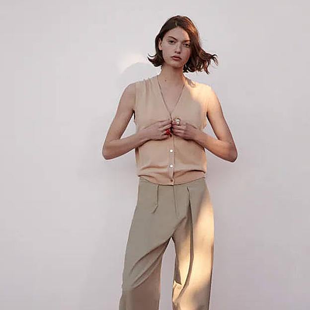 El chaleco es de punto