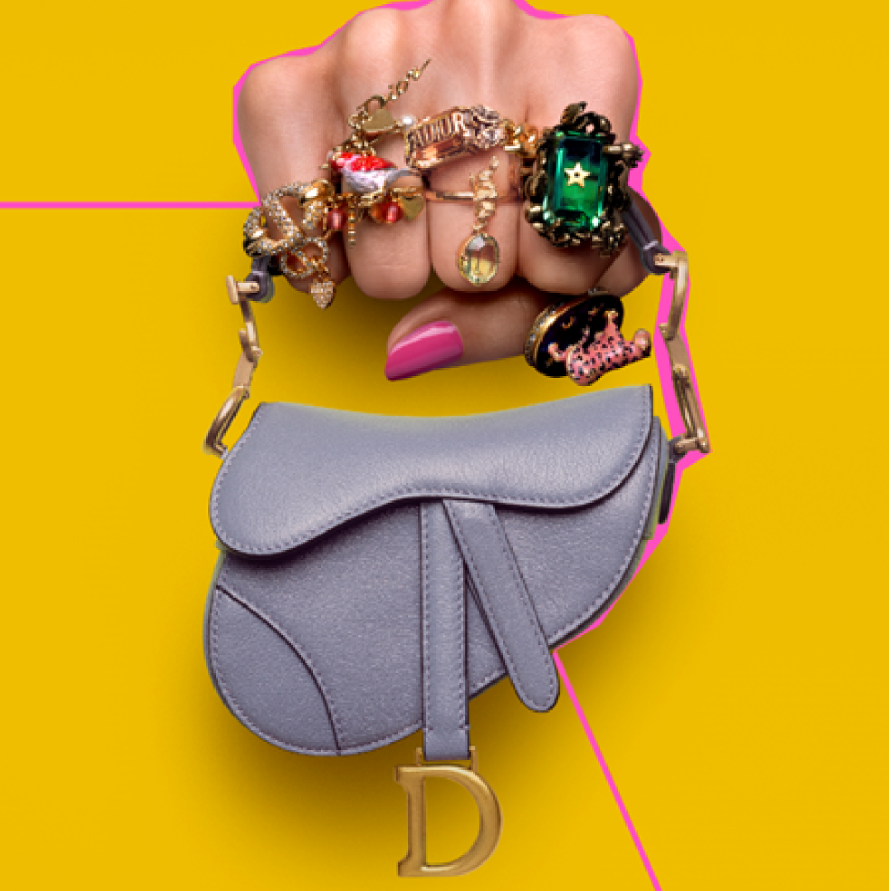 Pincha en la foto para ver los 10 bolsos de lujo icónicos que arrasan entre las famosas. En la imagen, el bolso Saddle de Dior en versión mini.