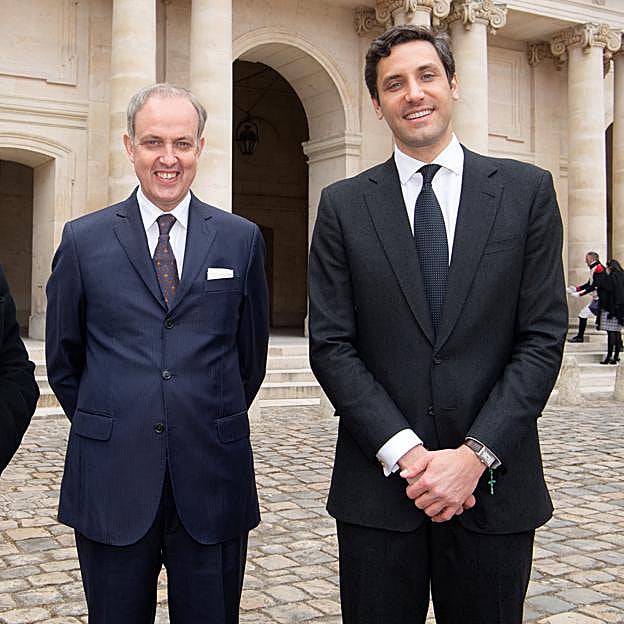 Jean de Orleans (a la izquierda) y Luis Alfonso se encontraron en una misa en Reims, en 2010, y se dieron un abrazo. Luis Alfonso comentó: «Eramos dos primos que pasábamos de querellas».