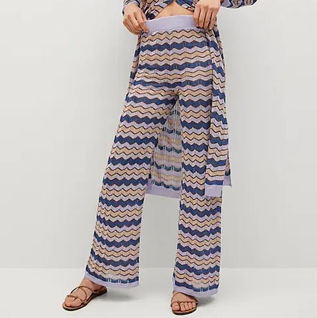 Pantalón punto calado lila (39,99 euros).
