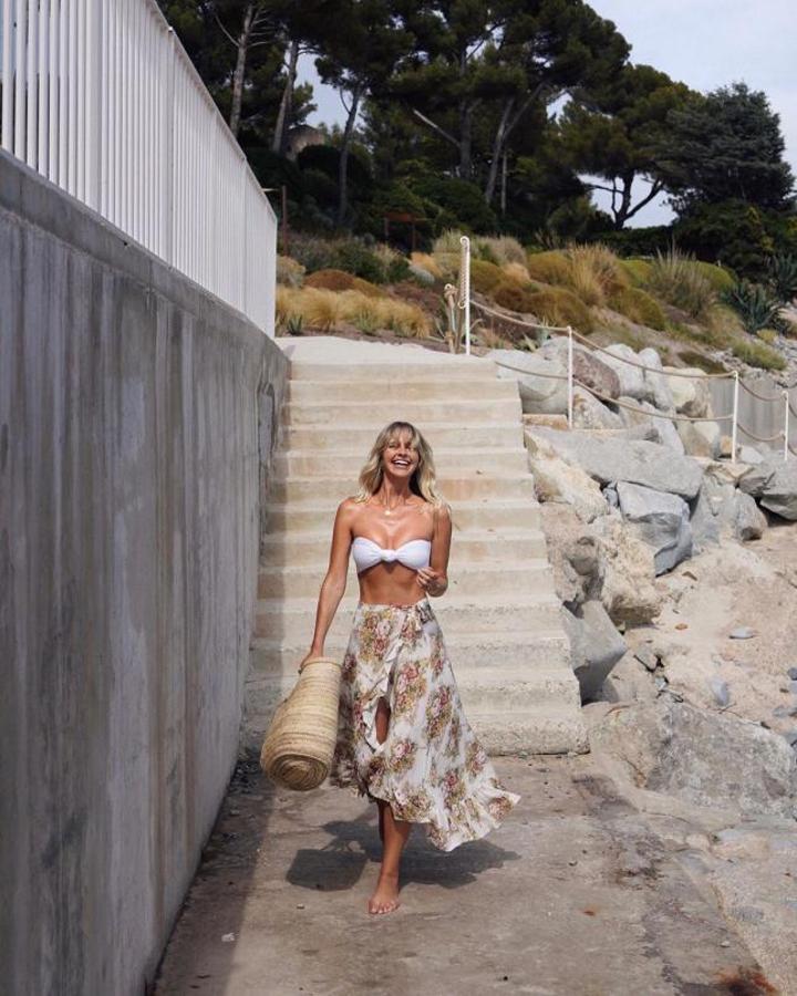 Bikini bandeau + falda pareo estampada + capazo de rafia 