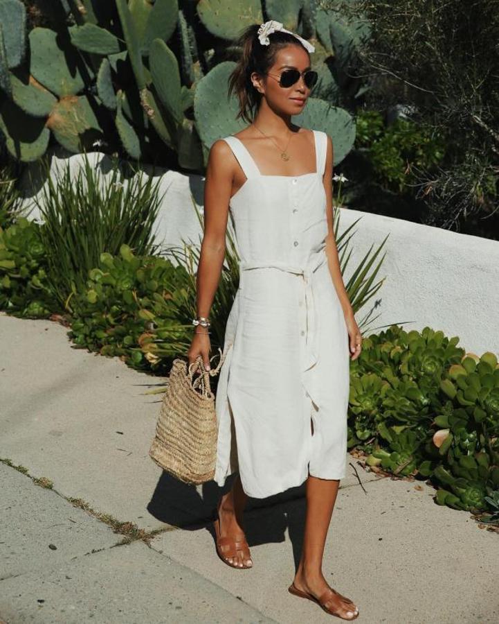 Vestido blanco de lino + capazo de rafia + sandalias planas