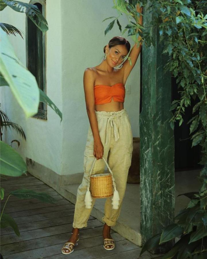 Top bandeau en naranja + pantalón de lino + sandalias planas