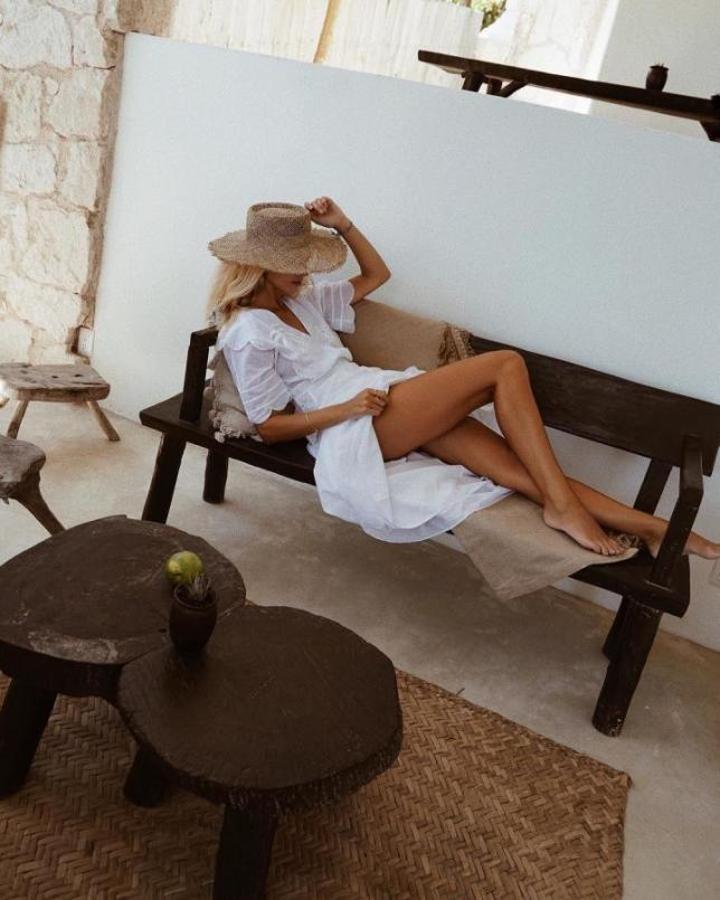 Vestido midi blanco + sombrero de ala ancha