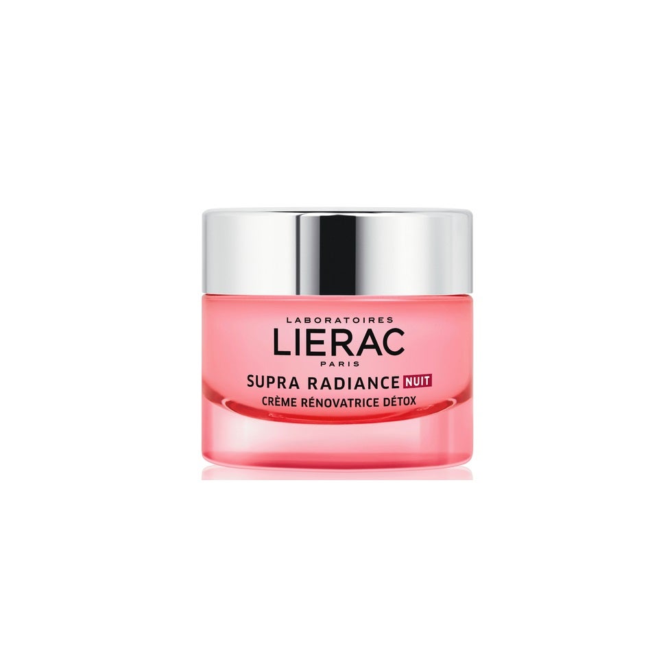 Supra Radiance Nuit de Lierac, otra opción de noche que renueva las células de la piel y detoxifica al máximo. Su fórmula combina extracto de marrubio blanco, extracto del ábrol de la seda, ácido láctico, ácido glicólico, escualano, glicerina y manteca vegetal. ( 40,63 euros ).
