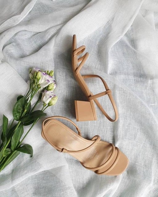 Y también estas sandalias de tiras con tacón cómodo, que pasan a 9.99 euros en las rebajas.