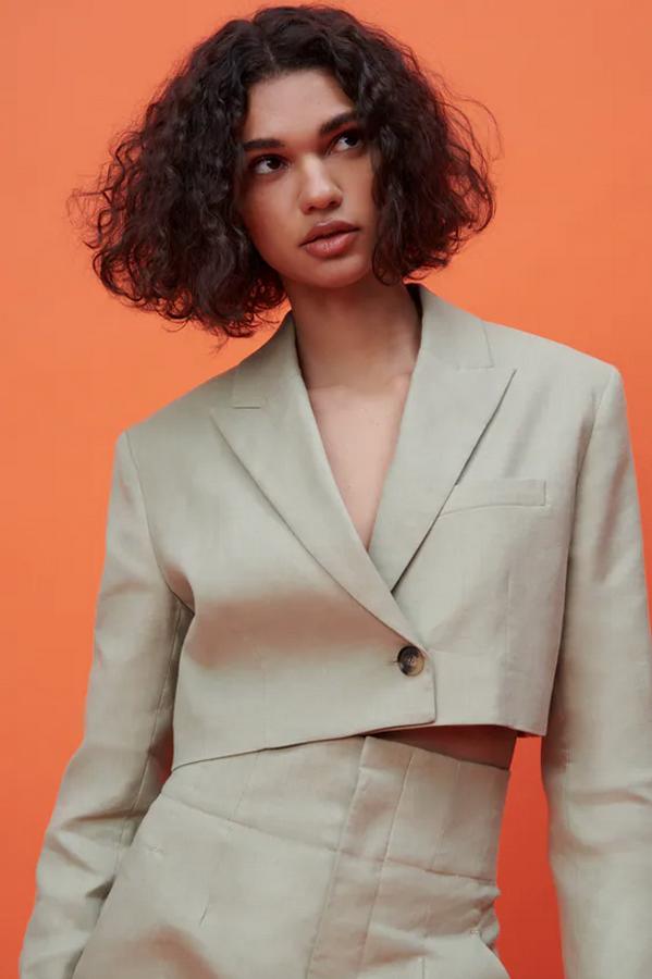 Confeccionada en mezcla de lino, con cuello de solapa y mangas largas, esta blazer cropped con cierre frontal cruzado con botón combinado a contraste ha pasado de 59,95 euros a 35,99 euros. 